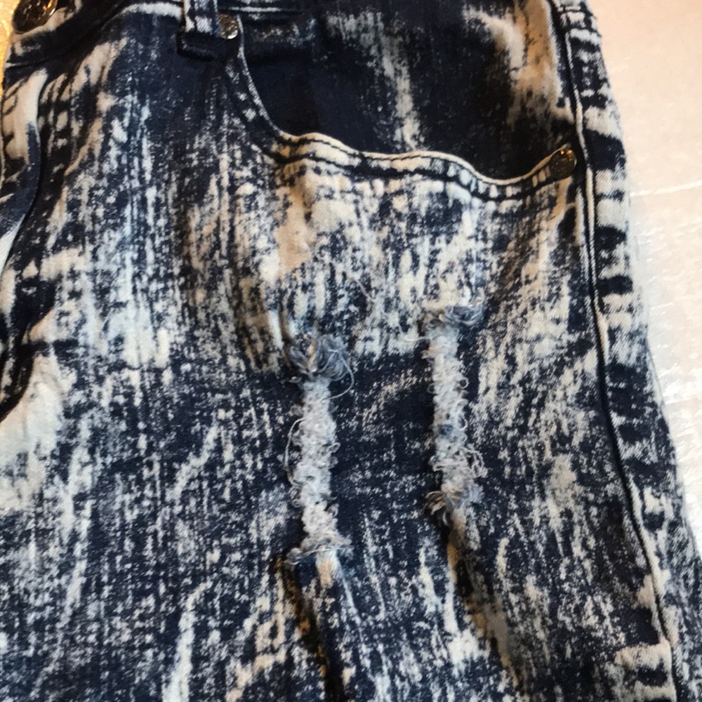 Stonewashed Ripped Jeans - Picture 4 of 9